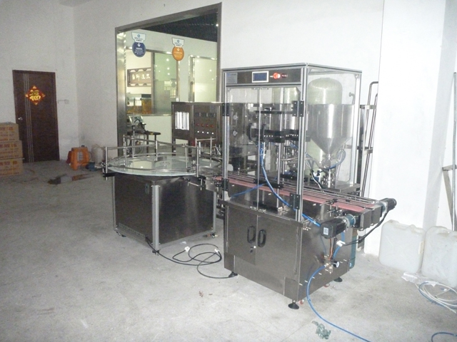 filling machine with bottles feeding system protective chamb