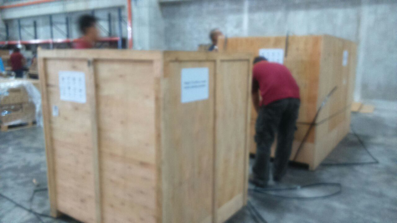 in singaporea customer open crate for labeling machines.jpg