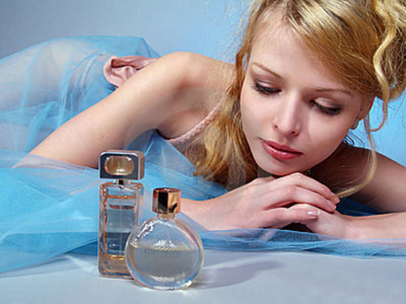 beautiful-sexy-woman-perfume-bottle-after-filling-crimping.j